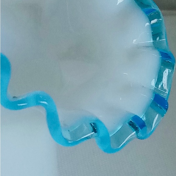 Vintage Fenton Aqua Crest Ruffled Edge Top Hat White Glass Vase 1941-1953 *Mint - Picture 2 of 3
